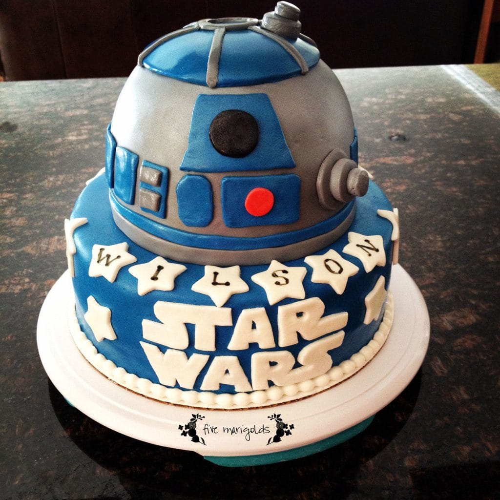 Star Wars Birthday Party Custom R2D2 Fondant Cake | www.fivemarigolds.com