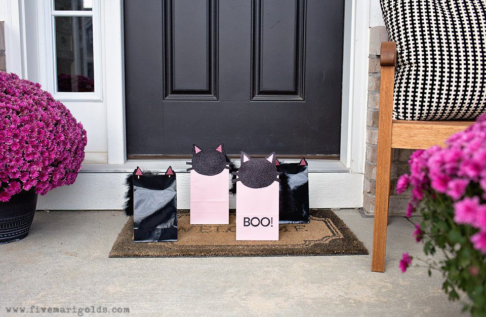 Pink and Black Cat Halloween Bags with Free Printables. Would make great Birthday Favors.