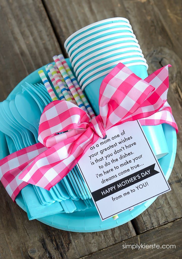 Top 20 best DIY Mother's Day gifts on a budget - give mom a hand with this cute dinnerware gift set.