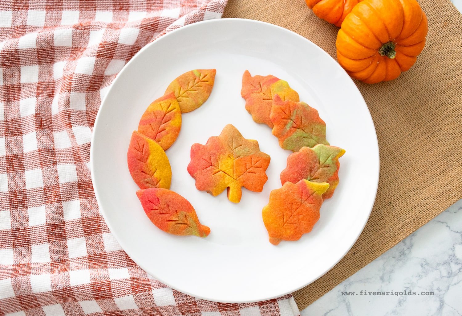 https://fivemarigolds.com/wp-content/uploads/2020/10/Marbled-Fall-Leaf-Sugar-Cookie-Cutouts-Five-Marigolds3.jpg